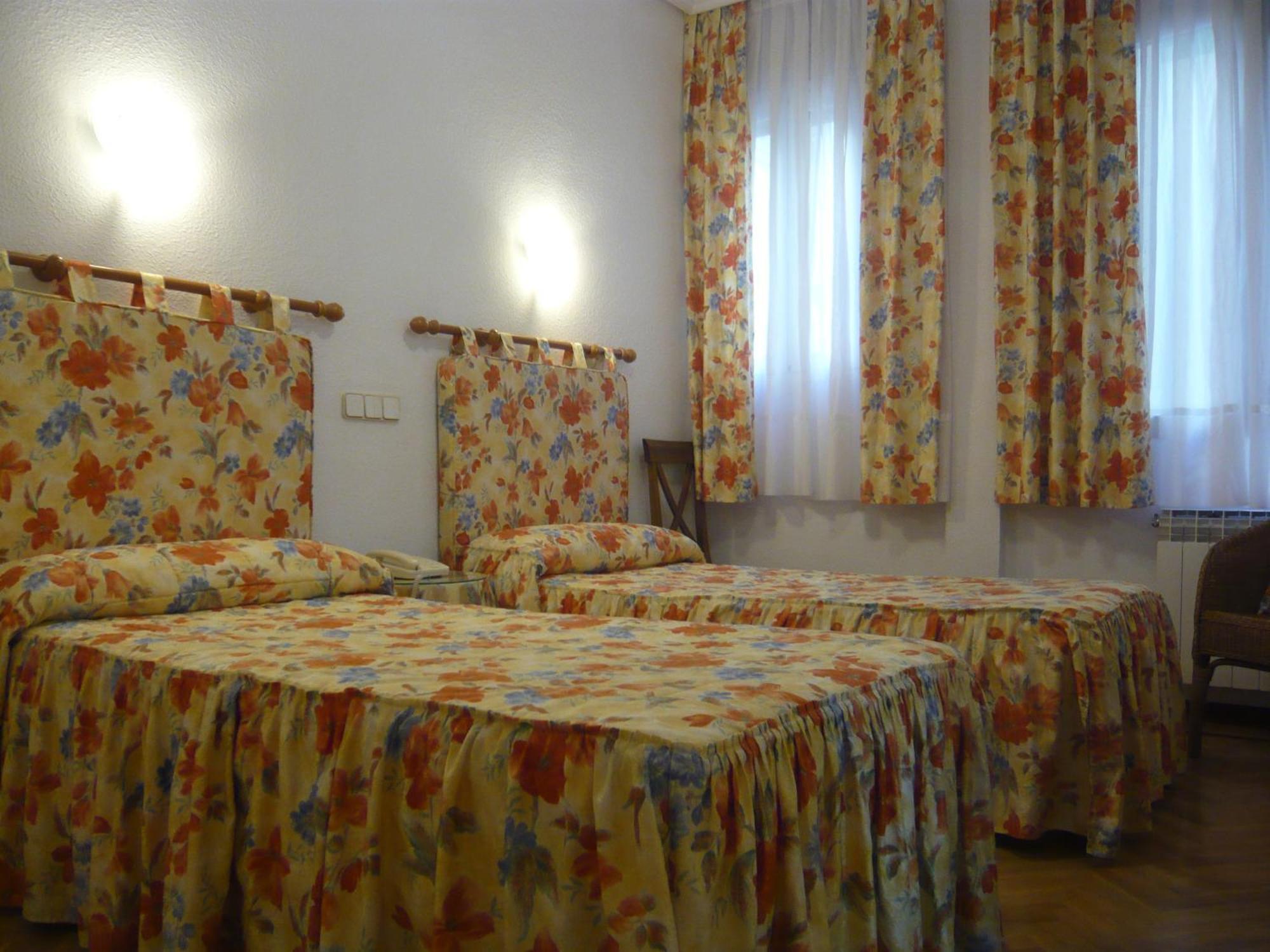 Hostal Triana Madrid Luaran gambar