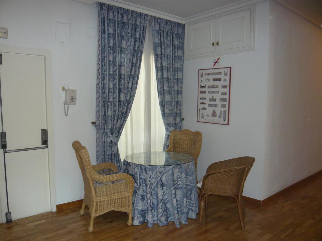 Hostal Triana Madrid Luaran gambar