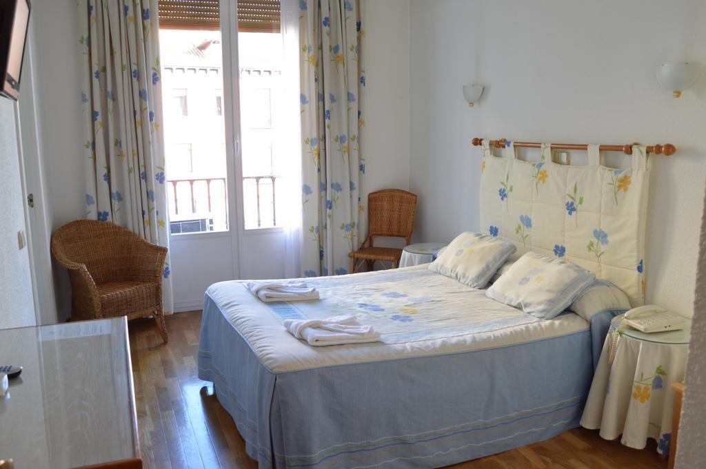 Hostal Triana Madrid Luaran gambar